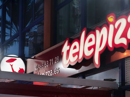 Cartel de una tienda de Telepizza en Valencia.