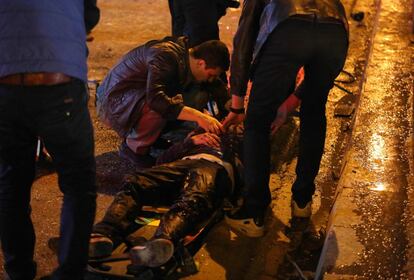 Varias personas atienden en la calle a uno de los heridos. Turquía ha visto cómo en el último año se han producido los atentados más graves de su historia: el pasado julio, un terrorista se hizo estallar en la localidad de Suruç, matando a 33 personas; en octubre, otro atentado acabó con un centenar de vidas en una manifestación pacifista en Ankara