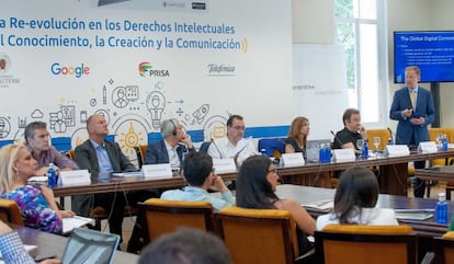 Participantes, en la segunda jornada, del curso sobre La Re-evoluci&oacute;n en los derechos intelectuales, celebrado en la Universidad Complutense.