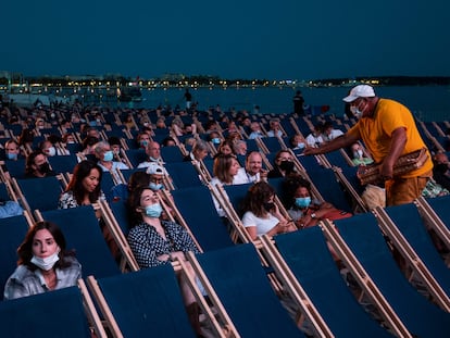 Asistentes, el pasado día 11, a la proyección de 'JFK, caso abierto', en La Croisette, dentro del ciclo Cinéma de la plage, en Cannes.