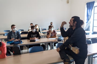 El comparsista y escritor Miguel Ángel García imparte clases en el taller de la Universidad de Cádiz 'Cómo crear una comparsa'.