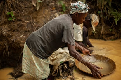 Don Polo y doña Culebra son esposos. Trabajan hombro a hombro, todos los días, en la mina que construyeron con sus propias manos. Sus útiles de trabajo son una pala, dos bateas, guías del oro y mucha paciencia: un día con suerte extraen de la tierra 0,5 gramos de oro. Más, es algo similar a ganarse una pequeña lotería.