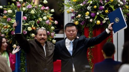 Daniel Ortega y Wang Jing sostienen el acuedo de concesi&oacute;n del canal.