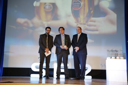 Ignacio Rivera, CEO de Hijos de Rivera, Estrella Galicia recoge el premio de manos de Alejandro Nieto