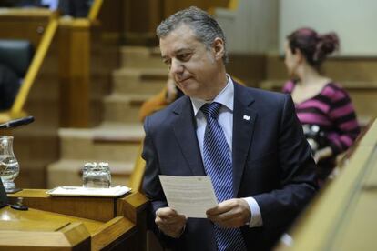 Iñigo Urkullu se dispone a intervenir en el pleno de este viernes, en el Parlamento vasco,