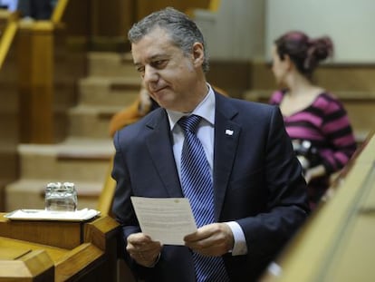 Iñigo Urkullu se dispone a intervenir en el pleno de este viernes, en el Parlamento vasco,