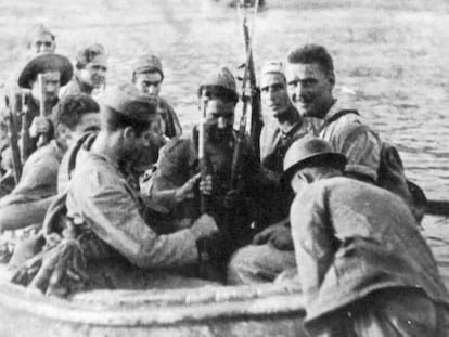 Soldats reupblicans travessen el riu a la Batalla de l'Ebre.