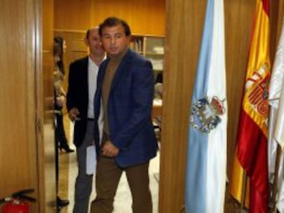 El consejero de Economía de la Xunta, Javier Guerra (centro), y el presidente de la diputación de Pontevedra, Rafael Louzán, en la firma de un convenio de colaboración para coordinar actuaciones de ahorro y eficiencia.