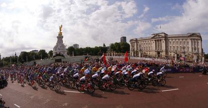 Los ciclistas pasan por el Buckingham Palace en el inicio de la prueba.