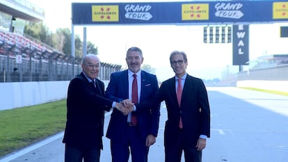 El CEO de Dorna Sports, Carmelo Ezpeleta (izquierda) en la recta principal del Circuit de Barcelona-Catalunya, que acoger el GP Catalunya de MotoGP hasta 2031.