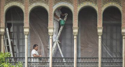 Dos pintores trabajan en un edificio céntrico de Sevilla.
 