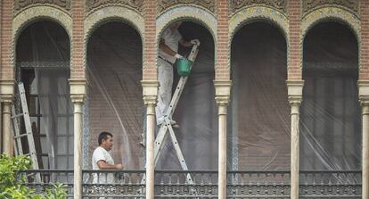 Dos pintores trabajan en un edificio céntrico de Sevilla.