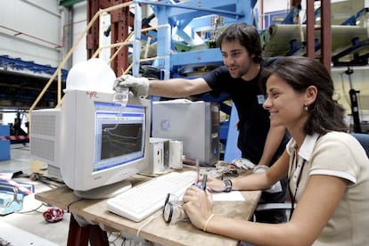 Dos trabajadores en el Centro de Tecnologías Avanzadas (Zaragoza)