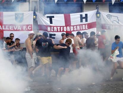 Los hinchas ingleses soportan el gas lacrimógeno en Marsella.