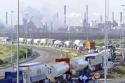 Camiones bloqueados por el corte de los accesos al Polo Químico de Huelva.