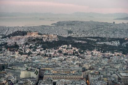 Vista panorâmica de Atenas. A cidade, de quase 4 milhões de habitantes, é o destino preferido pelos milhares de refugiados que vivem e seguem chegando à Grécia.