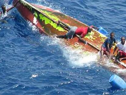 La embarcación de los corsarios somalíes fue volcada por la zozobra de un barco panameño