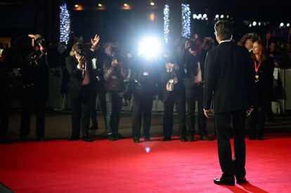 El actor Brad Pitt posa para los fotógrafos a su llegada al estreno de la película 'Furia', en el Festival de Cine de Londres.