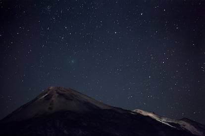 El Teide se convirtió en 2013 en el primer lugar Patrimonio de la Humanidad en ser designado a su vez como Destino Turístico Starlight por la fundación del mismo nombre que <a href="http://www.http://fundacionstarlight.org" rel="nofollow" target="_blank">vela por la protección de los cielos sin contaminación lumínica</a> y que otorga estas certificaciones con el apoyo de la UNESCO, la Organización Mundial del Turismo (OMT) y la Unión Astronómica Internacional (UAI). </br>Desde el <a href="http://www.webtenerife.com/que-hacer/naturaleza/observacion-estrellas/?tab=1" rel="nofollow" target="_blank">Parque Natural del Teide</a> es posible observar 83 de las 88 constelaciones que pueden verse en el cielo. Además, gran parte del parque se encuentra por encima de los 2.000 metros de altitud, por encima de la inversión términa de los vientos alíseos, que crea ese mar de nubes que rodean las cumbres como un anillo, lo que garantiza un cielo despejado. Por eso, unas 200.000 personas suben cada año al Teide para ver las estrellas. Si no tiene la suerte de estar allí, <b>el Observatorio del Teide emitirá la lluvia de estrellas en directo esta noche</b> a través del portal <a href="http://www.sky-live.tv" rel="nofollow" target="_blank">sky-live.tv</a>, y en colaboración con STARS4ALL.