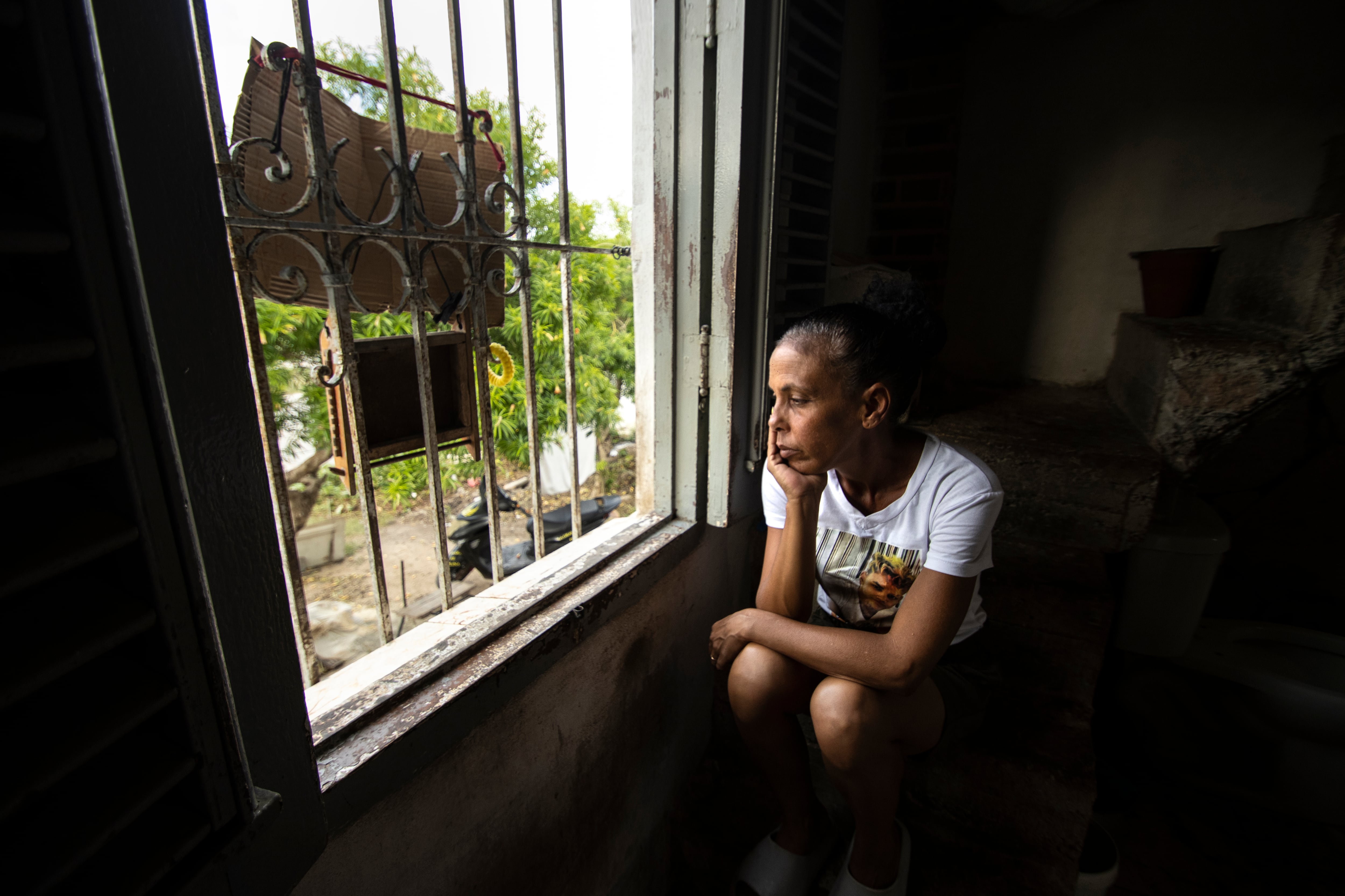 Yenisey pasa la mayor parte del tiempo en la ventana de su casa, cómo esperando a que pase algo.