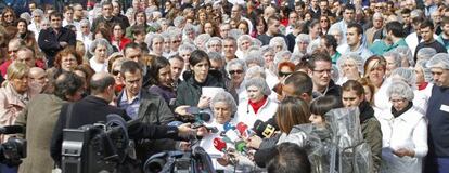 Trabajadores de Pescanova leen un manifiesto para apoyar a la empresa.