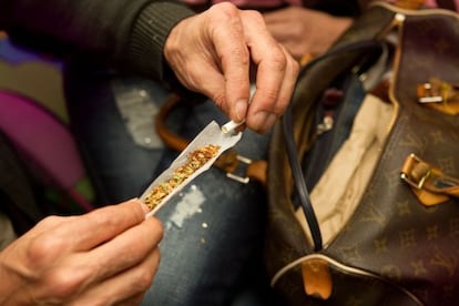 Un socio de la asociación cannábica barcelonesa lía un porro.