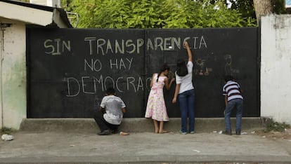 Mural para la promoción de la transparencia en una escuela pública de La Ceiba (Honduras).