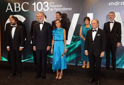 De izquierda a derecha, Santiago Muñoz Machado, Manual Jabois, Pedro García Cuartango, el Rey Felipe VI, la Reina Letizia, Flavia Álvarez-Pedrosa, Ignacio Ybarra y Marc Mutra, en los Premios Internacionales de Periodismo del diario 'Abc', el lunes 17 de julio de 2023 en Madrid.