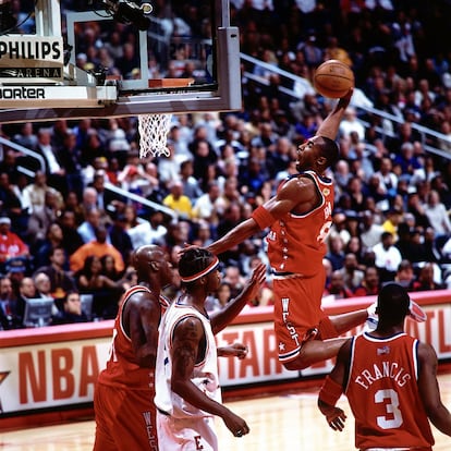 Kobe Bryant (8) se eleva hacia el aro momentos antes de realizar un donqueo contra la conferencia Este, durante el Juego 52º del partido de las Estrellas de la NBA de 2003, en la arena Phillips, el 9 de febrero de 2003, en Atlanta, Georgia.
