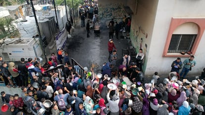 Dozens of Palestinians line up for food on Sunday in Rafah, in the south of the Gaza Strip. 