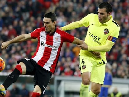 Aduriz junto a David Navarro en el partido de este domingo.