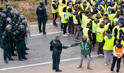 Agricultores riojanos son desalojados de la autovía A-12 por la Guardia Civil, este miércoles. 