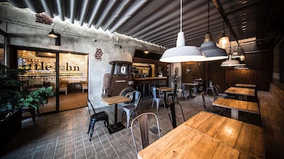 El restaurante, abierto en 2020, tiene una decoración industrial-americana que busca crear la apariencia de que el local está a medio hacer.