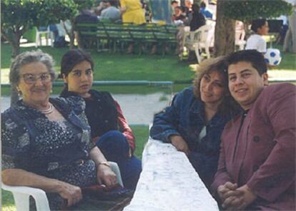 Jaime Méndez Gulias, con su madre, su hermana y su abuela.