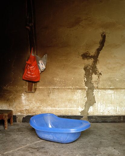 Cubo de plástico en una casa en un pueblo remoto de la provincia de Yunnan. Alude a la práctica del infanticidio. En China está prohibido conocer el sexo de los niños antes de que nazcan, 2019.