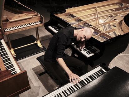 El pianista Anthony Romaniuk, rodeado de diferentes instrumentos de teclado.