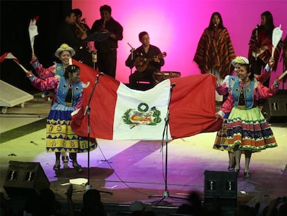 Actuación de un grupo de folclor peruano en el Parque de Atracciones.