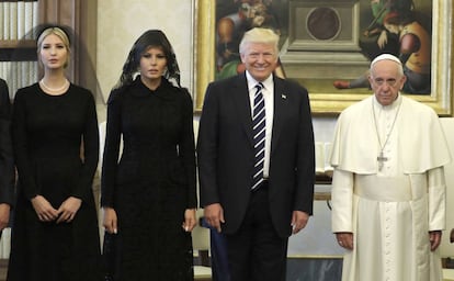 De izquierda a derecha: Ivanka, Melania y Donald Trump con el Papa, el martes en el Vaticano.