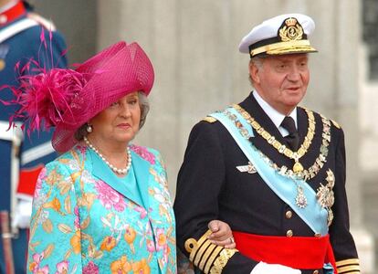 La infanta Pilar de Borbón, junto a su hermano del rey Juan Carlos, en la boda de don Felipe y doña Letizia en 2004.