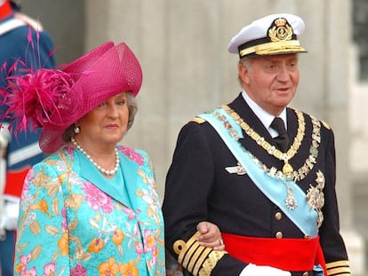 La infanta Pilar de Borbón, junto a su hermano del rey Juan Carlos, en la boda de don Felipe y doña Letizia en 2004.