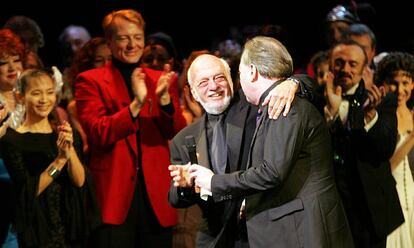 El director y productor Harold Prince (a la izquierda), en Nueva York, en 2006.