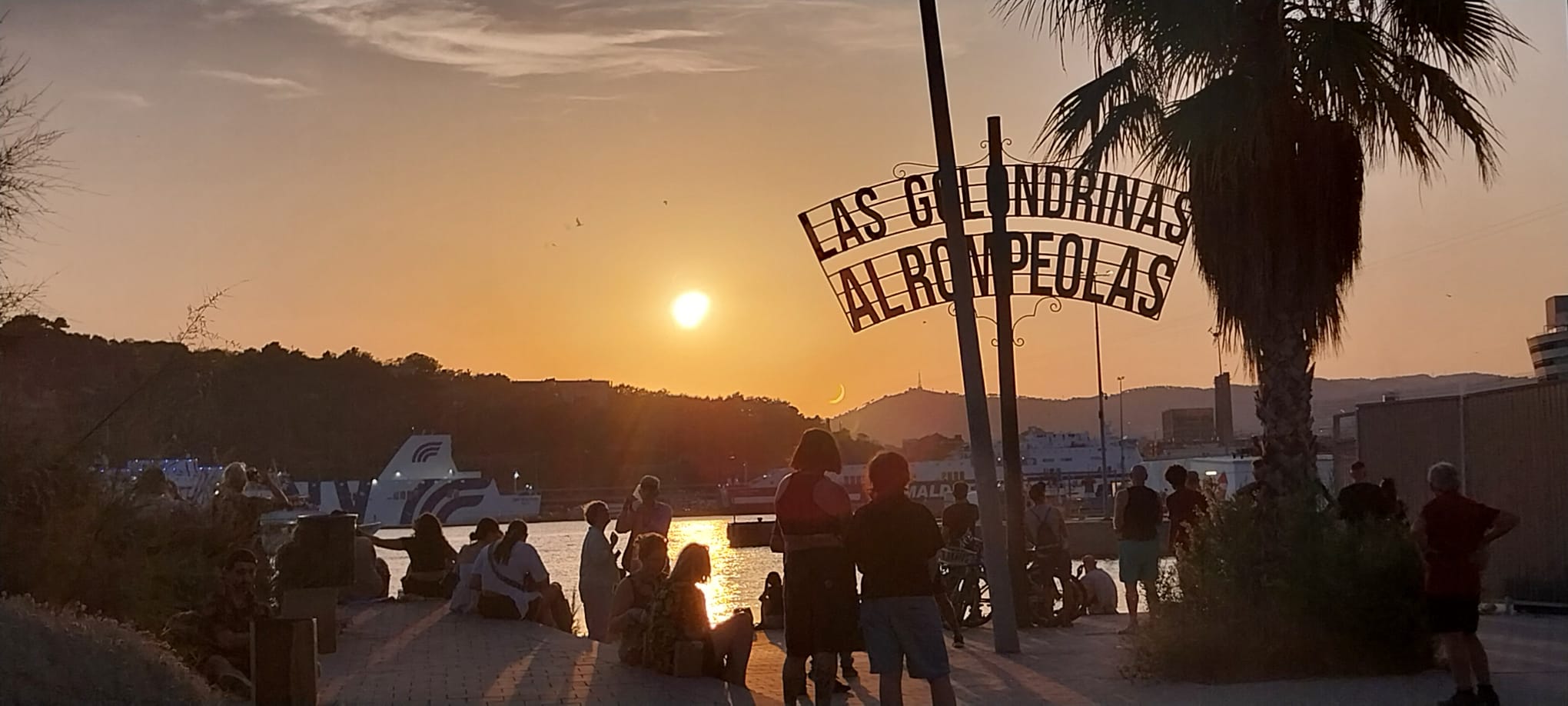 El eclipse de sol, en el puerto de Barcelona.