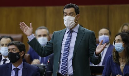 El presidente de la Junta de Andalucía, Juanma Moreno, durante su intervención en la sesión parlamentaria, este jueves, en Sevilla.