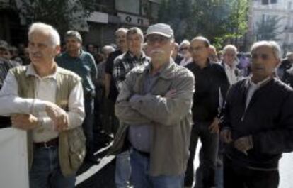 Decenas de pensionistas participan en una manifestación frente al Ministerio de Sanidad ene Atenas (Grecia) para protestar contra los recortes de sus pensiones.