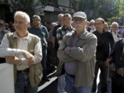 Decenas de pensionistas participan en una manifestaci&oacute;n frente al Ministerio de Sanidad ene Atenas (Grecia) para protestar contra los recortes de sus pensiones.