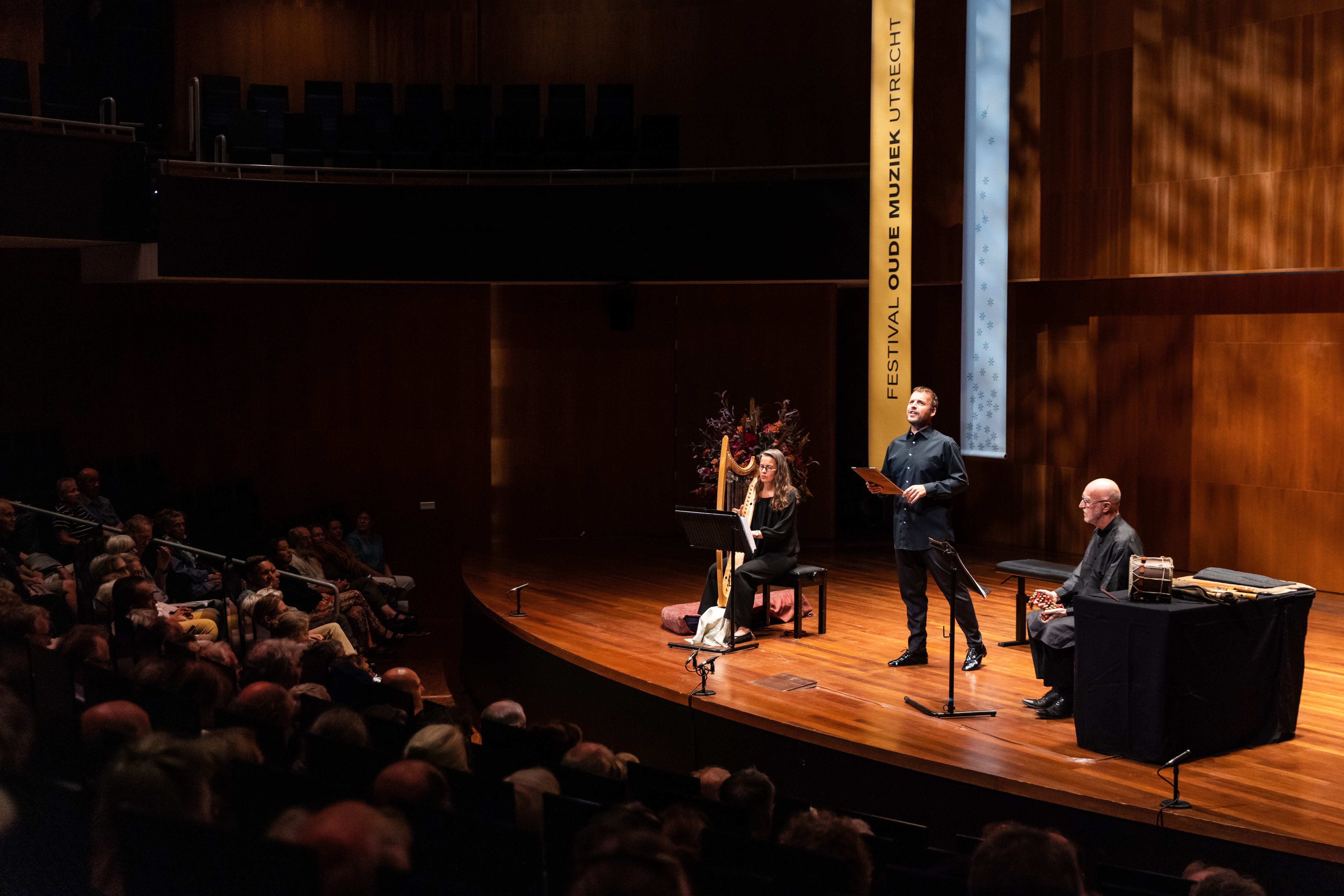 La arpista Angélique Mauillon, el tenor Marc Mauillon y el flautista Pierre Hamon durante su concierto dedicado a música de los trovadores.