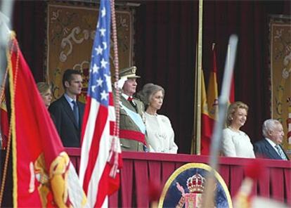 El Rey, junto a la Reina, saluda el paso de los <i>marines</i> que portaban la bandera de Estados Unidos.