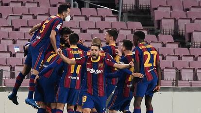 Els jugadores del Barça celebrant el tercer gol contra el Sevilla dimecres al Camp Nou.