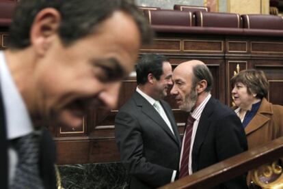 Rodríguez Zapatero, en primer término, junto a José Bono y Alfredo Pérez Rubalcaba en el Pleno del Congreso.