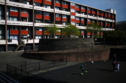 Niños jugando a fútbol en Londres, el 15 de abril